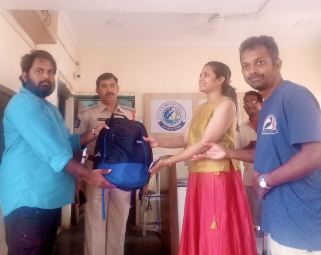 బంగారాన్ని ప్రయాణికులకు ఇచ్చిన ఆటో డ్రైవర్‌