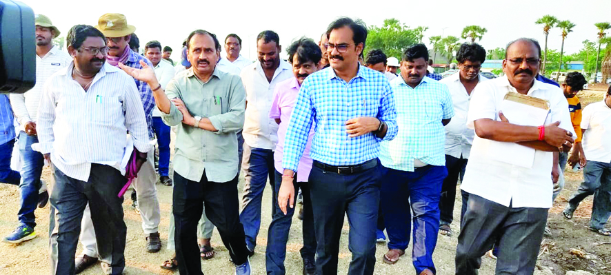 కృష్ణాయపాలెంలో లే అవుట్‌ల పరిశీలన