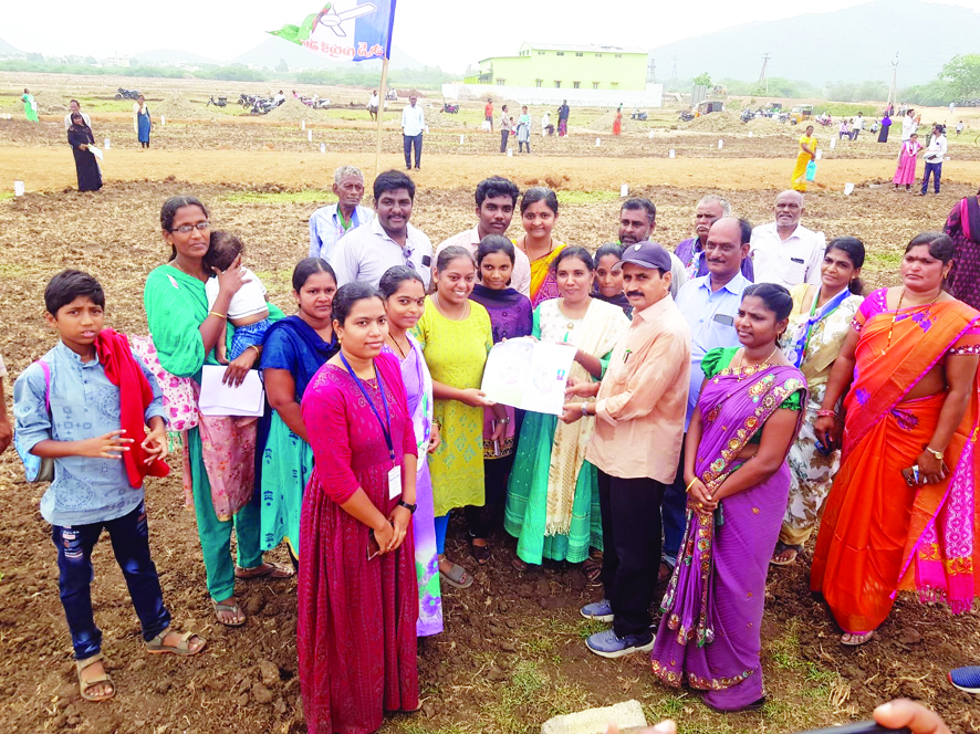 నవులూరులో ఇళ్ల పట్టాల పంపిణీ