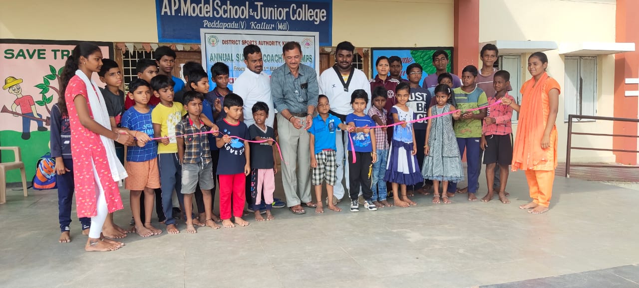 ఫొటో రైటప్‌ : సమ్మర్‌ కోచింగ్‌ క్యాంప్‌ను ప్రారంభిస్తున్న జిల్లా స్పోర్ట్స్‌ అథారిటీ సిఇఒ పివి.రమణ