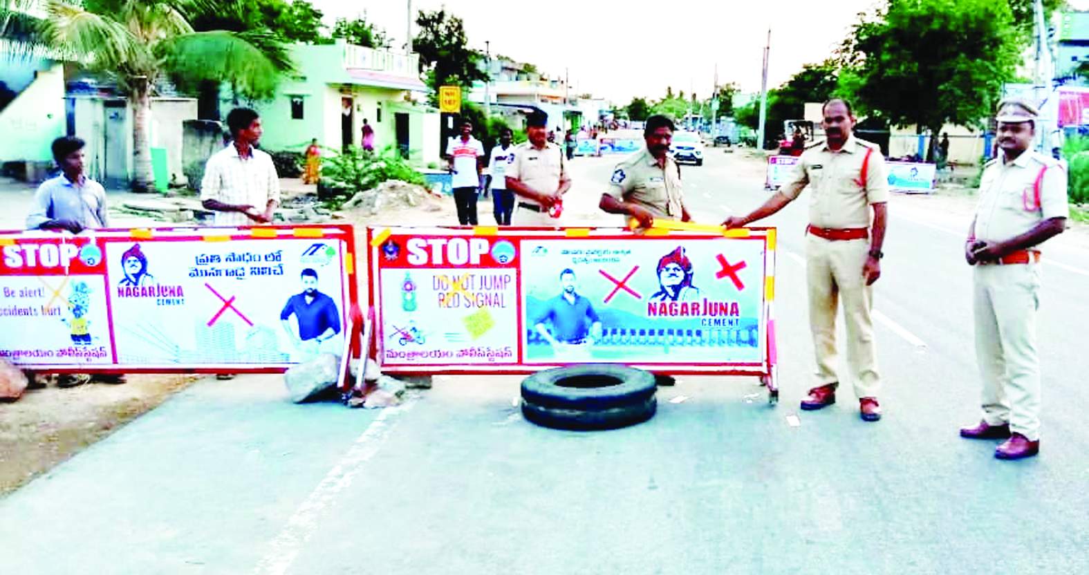 బారికేడ్లను ఏర్పాటు చేస్తున్న పోలీసులు