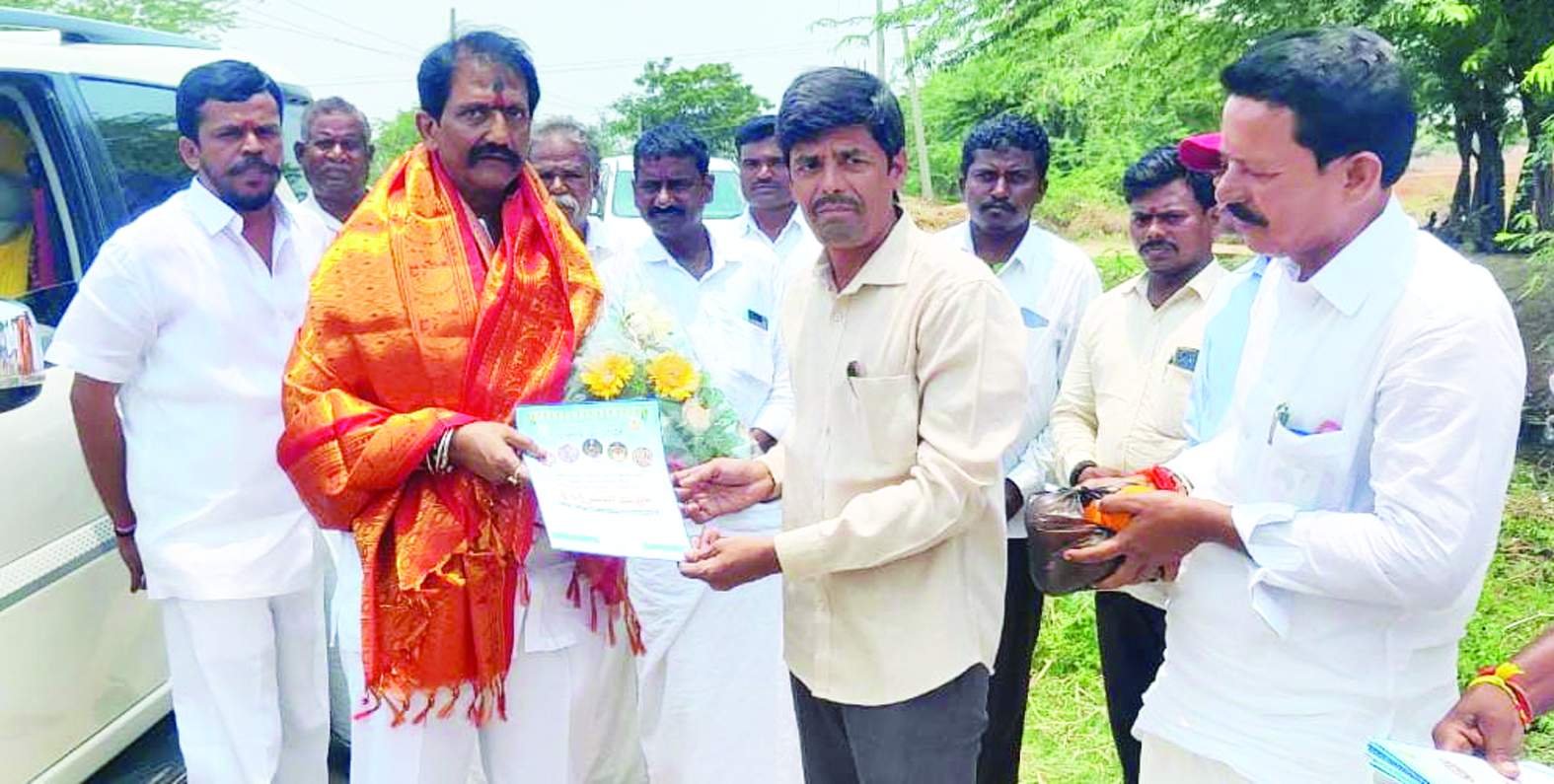 ఎమ్మెల్యేను సన్మానిస్తున్న ఆదిశేష నాయుడు