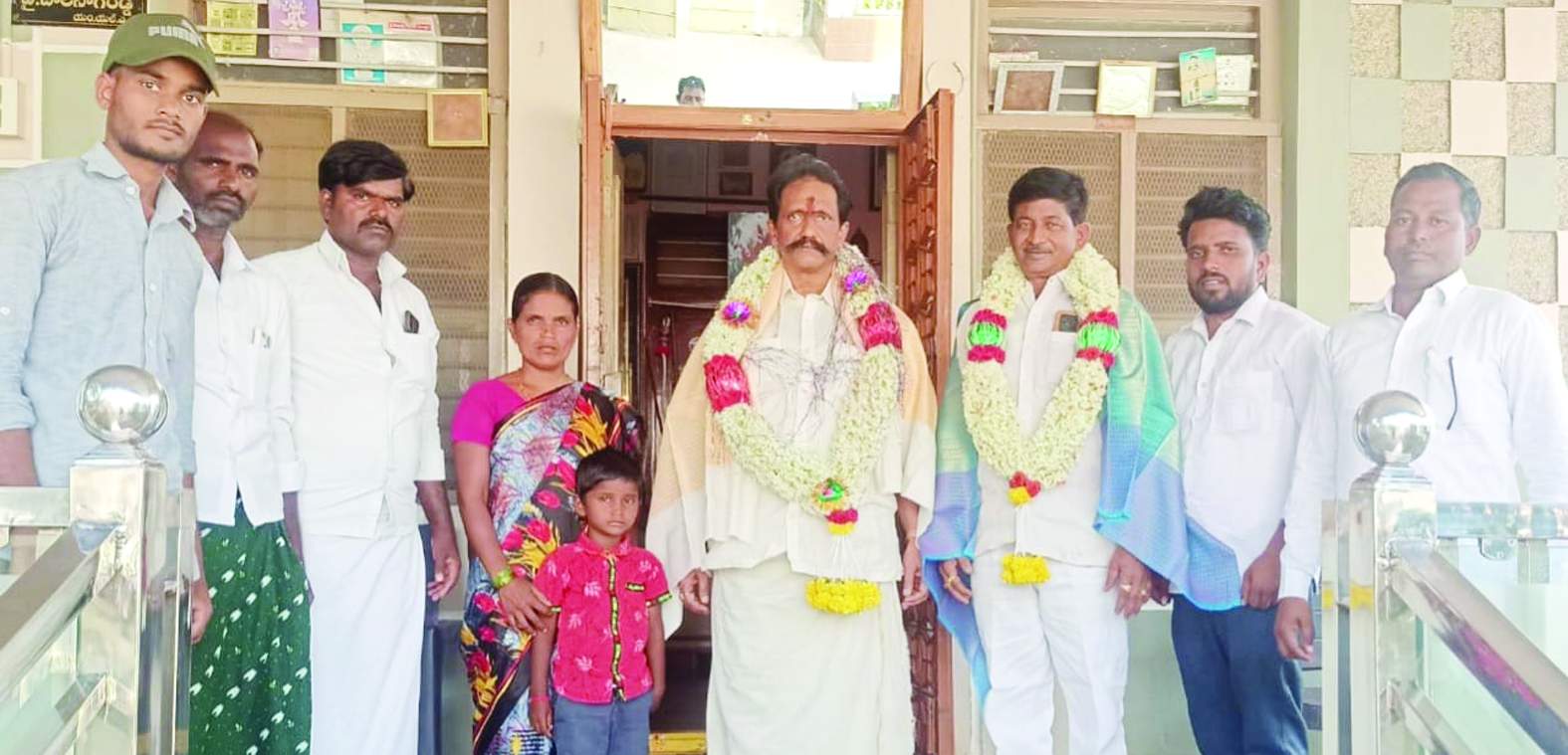 ఆర్థికసాయం అందిస్తున్న ఎమ్మెల్యే బాలనాగిరెడ్డి