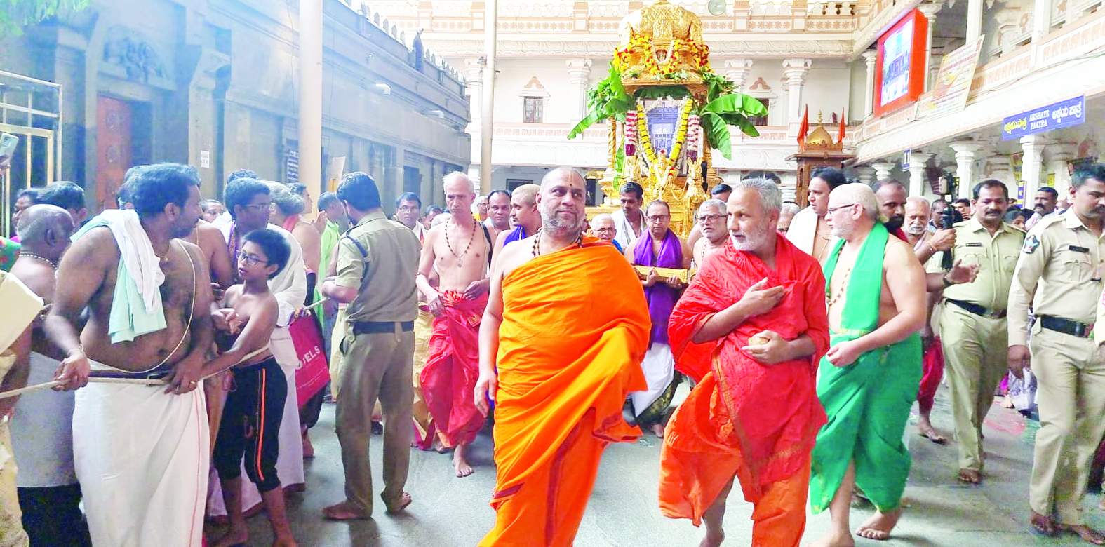 పీఠాధిపతుల ఆధ్వర్యంలో ఘనంగా నిర్వహిస్తున్న శ్రీవాధీంద్ర తీర్థుల స్వర్ణ రథోత్సవం
