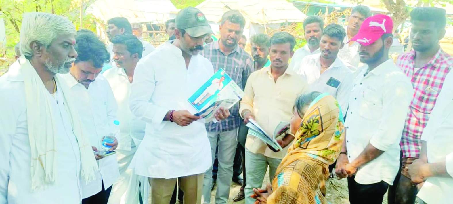 బుక్‌లెట్‌ను అందజేస్తున్న ప్రదీప్‌రెడ్డి