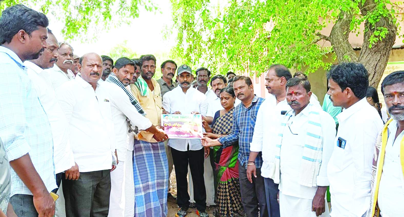 బుక్‌లెట్‌ను అందజేస్తున్న ప్రదీప్‌రెడ్డి