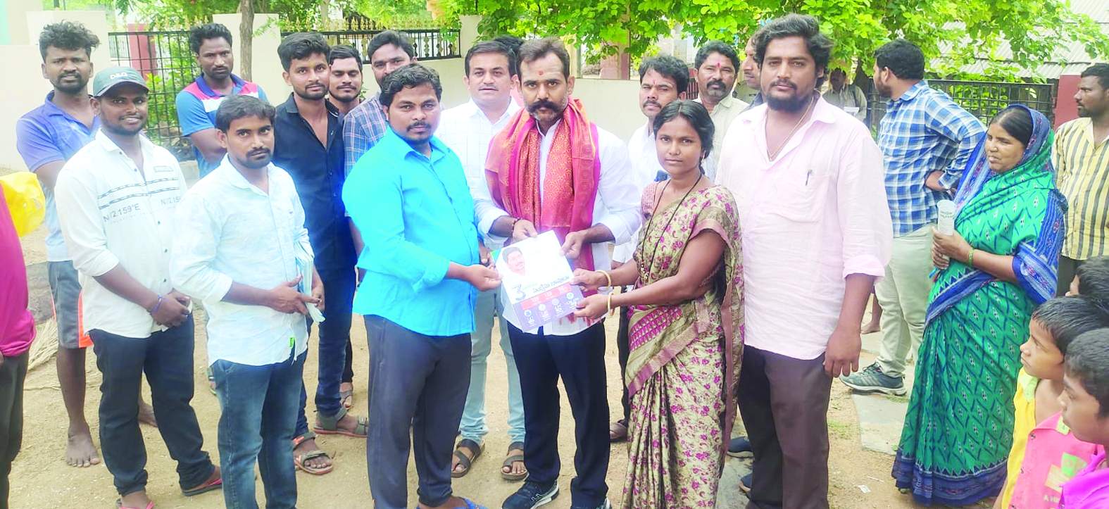 బుక్‌లెట్‌ను అందజేస్తున్న ప్రదీప్‌ రెడ్డి