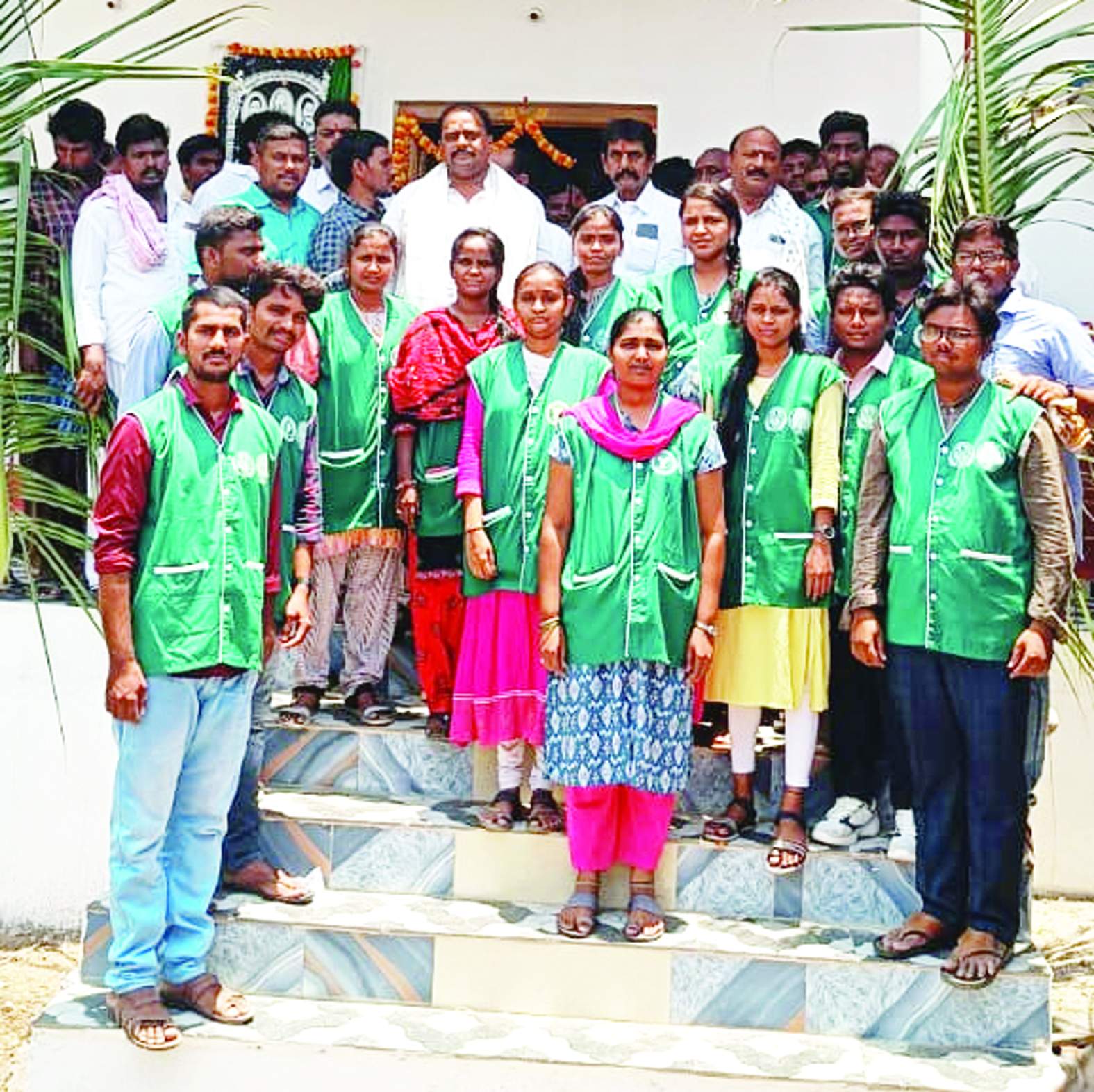 వ్యవసాయ శాఖాధికారులతో ఉన్న సీతారామిరెడ్డి