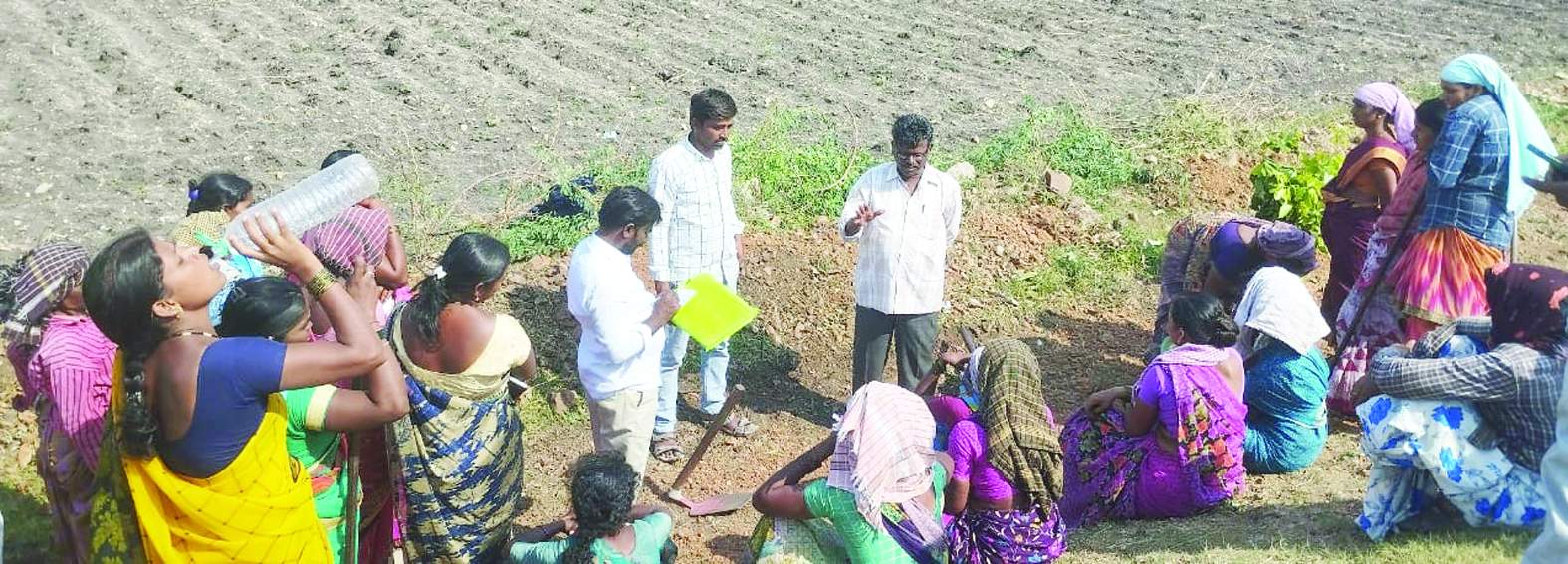 ఉపాధి కూలీలతో మాట్లాడుతున్న అంజిబాబు