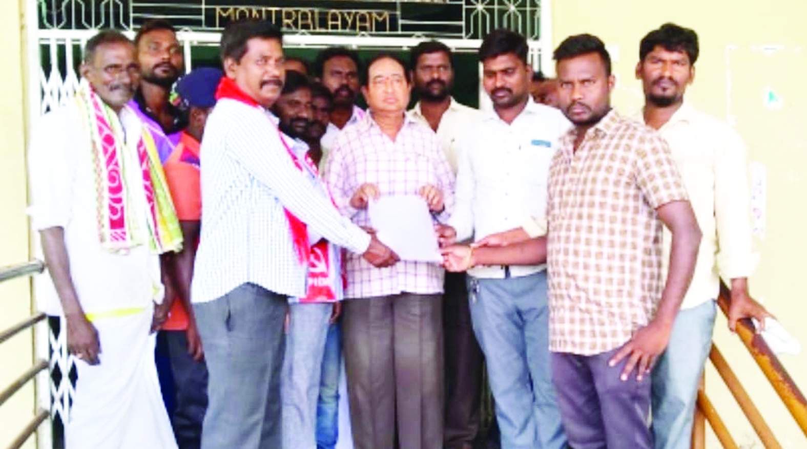 వినతిపత్రం అందజేస్తున్న నాయకులు