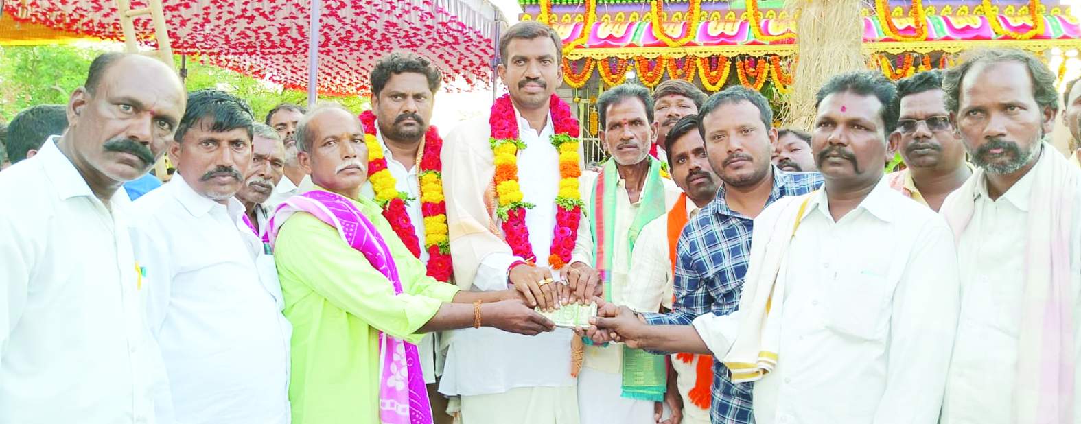 విరాళం అందజేస్తున్న దివాకర్‌ రెడ్డి