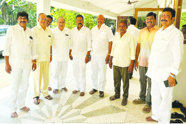 ముద్రగడను కలిసిన సామర్లకోట నాయకులు