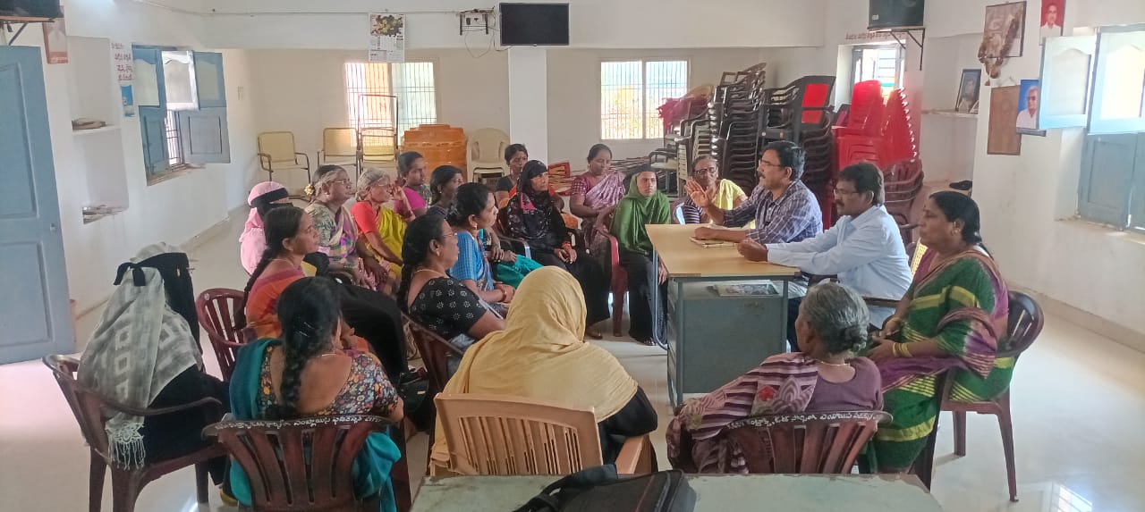 సమావేశంలో మాట్లాడుతున్న సిఐటియు జిల్లా కార్యదర్శి నాగరాజు