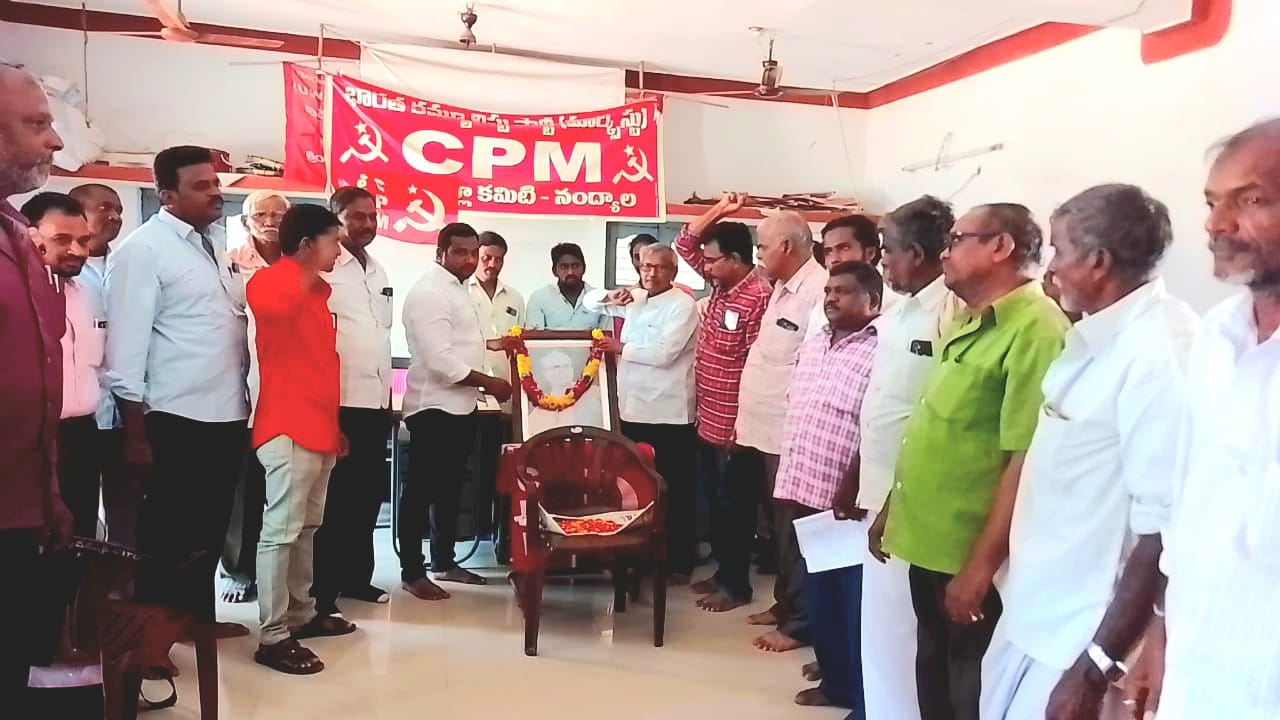 సుందరయ్య చిత్రపటానికి పూలమాల వేసి నివాళులు అర్పిస్తున్న దృశ్యం