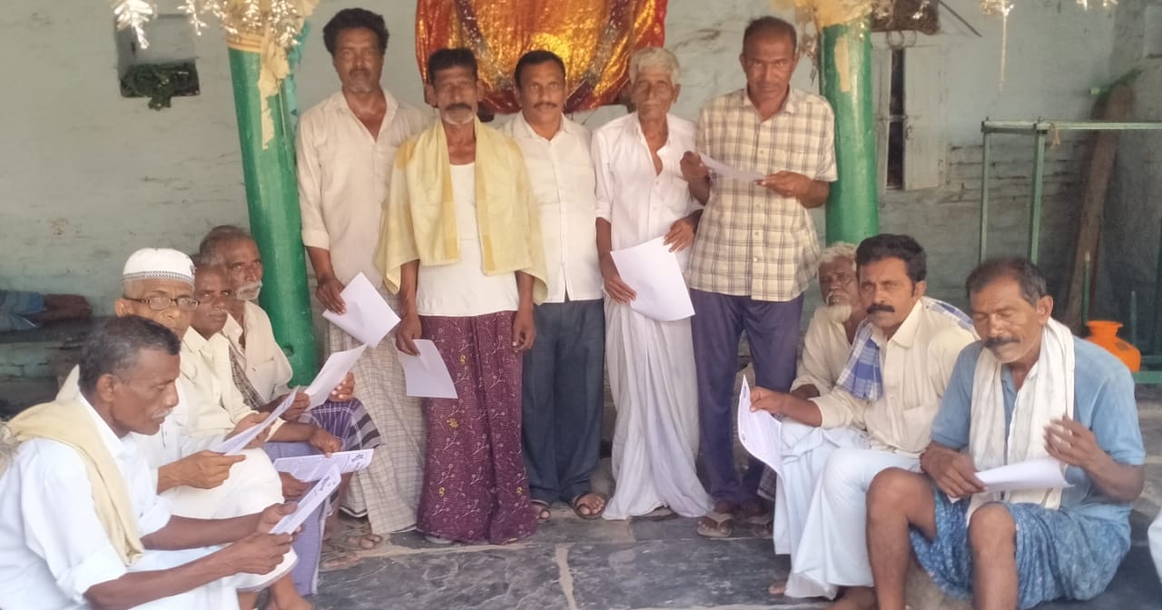 సంతకాలు సేకరిస్తున్న దృశ్యం