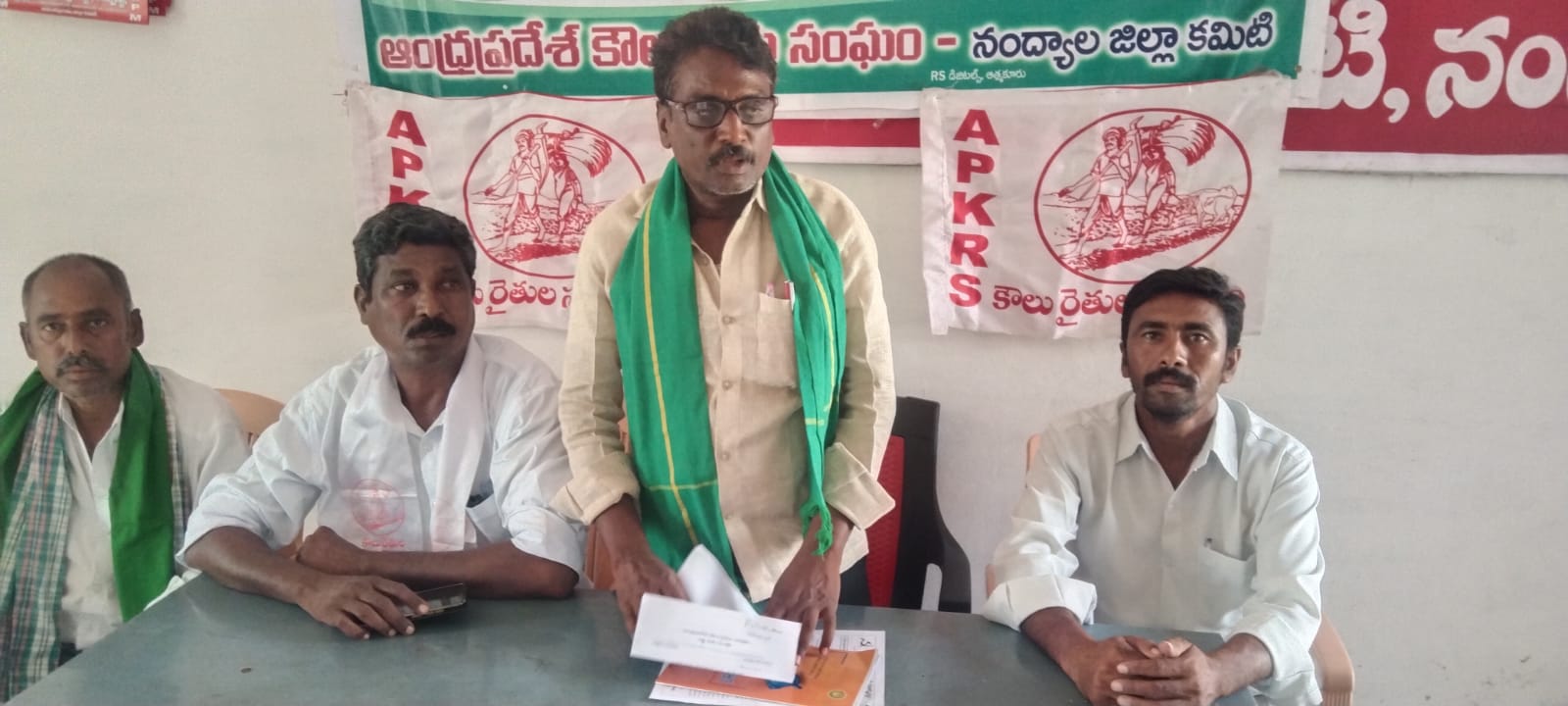 మాట్లాడుతున్న కౌలు రైతు సంఘం నంద్యాల జిల్లా ప్రధాన కార్యదర్శి పి సుధాకర్‌