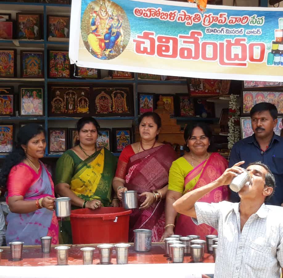  ఉచితంగా మజ్జిగ పంపిణీ చేస్తున్న ప్రేమ్స్‌ ప్రొప్రైటర్‌ వేణుగోపాల్‌.