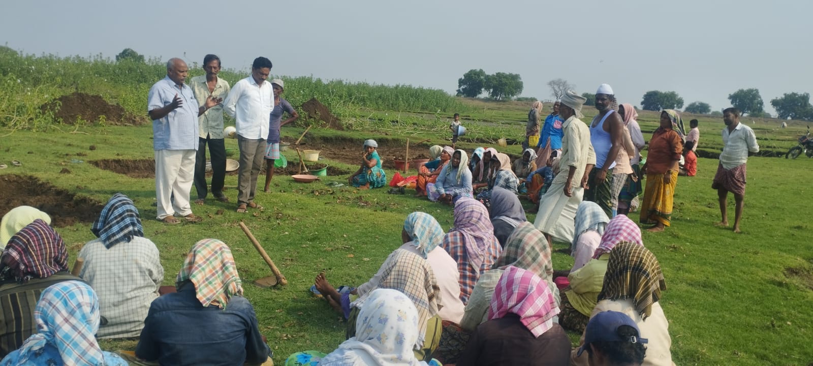 ఉపాధి కూలీలతో మాట్లాడుతున్న ఎపి రైతు సంఘం జిల్లా అధ్యక్షులు టి.రమేష్‌ కుమార్‌