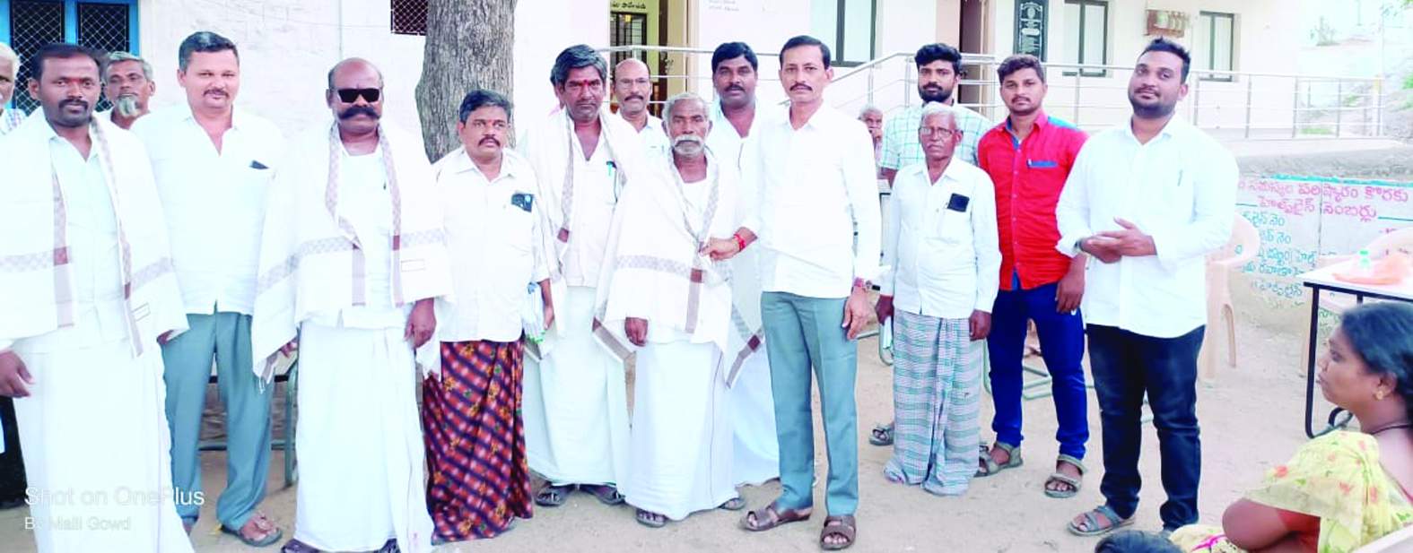 సన్మానం చేస్తున్న వైసిపి నాయకులు