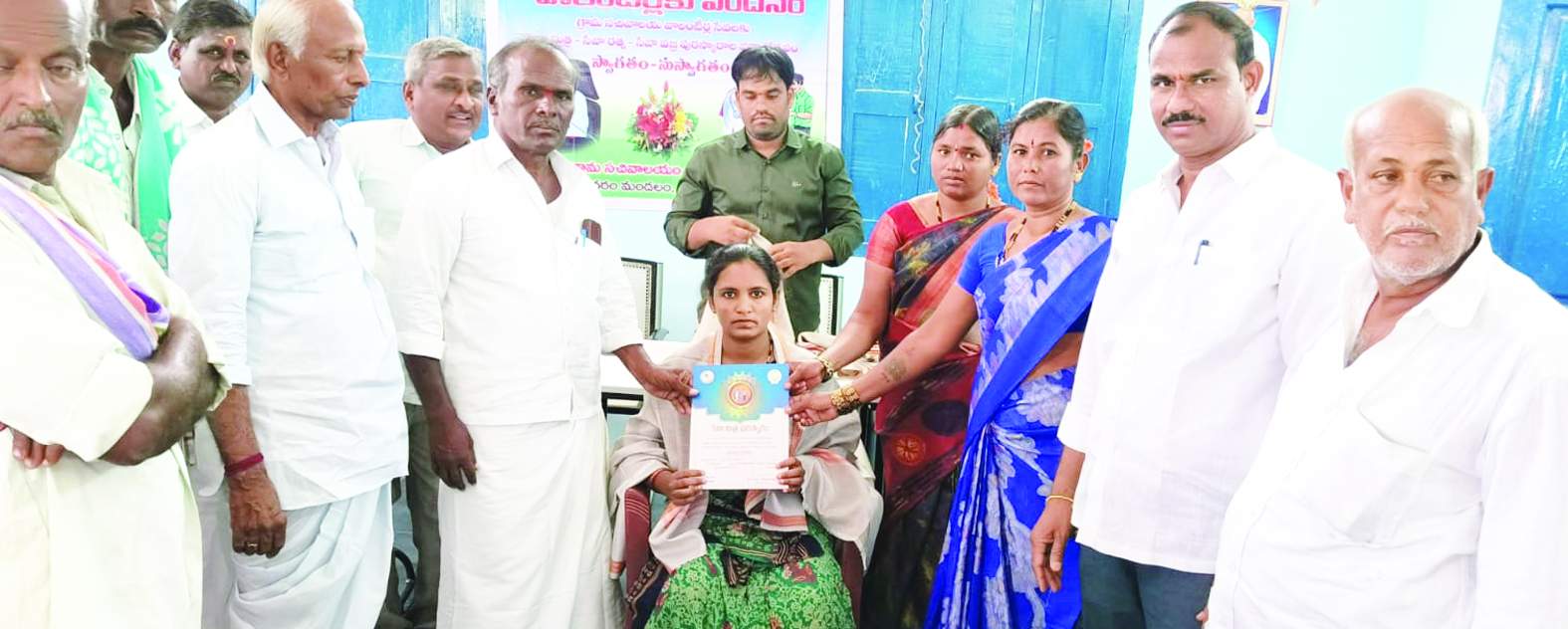 సన్మానం చేస్తున్న వైసిపి సీనియర్‌ నాయకులు లక్ష్మి కాంత రెడ్డి