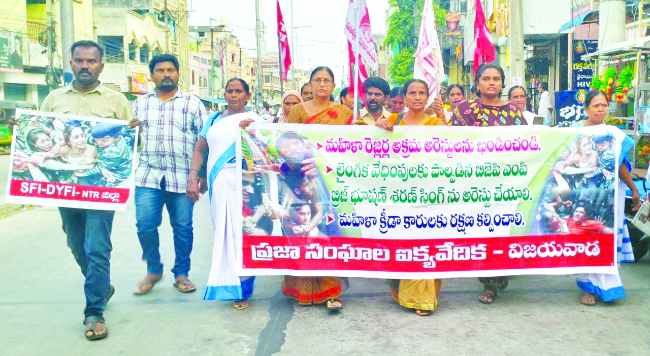 మహిళా రెజ్లర్ల అక్రమ అరెస్టులపై నిరసన