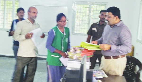 ప్రభుత్వ కార్యాలయాలను పరిశీలించిన కలెక్టర్‌
