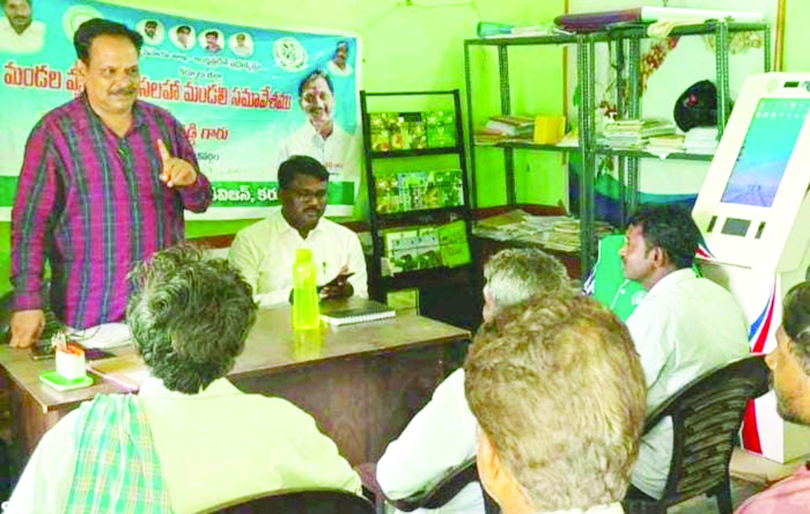 సమావేశంలో మాట్లాడుతున్న గిరీష్‌