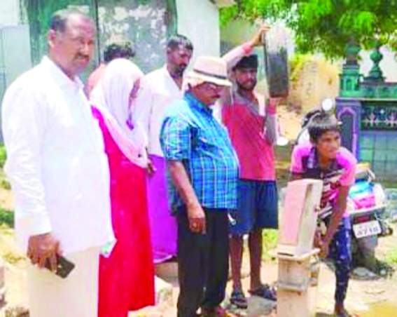 మరమ్మతులు చేస్తున్న సిబ్బంది