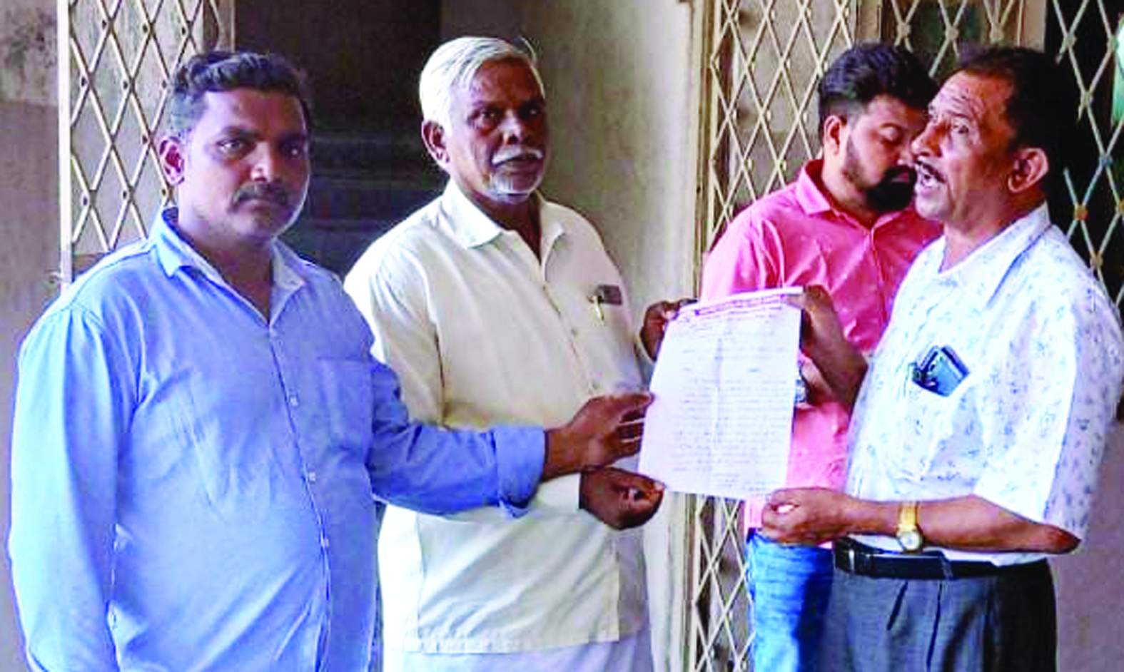 వినతిపత్రం అందజేస్తున్న సిపిఎం నాయకులు