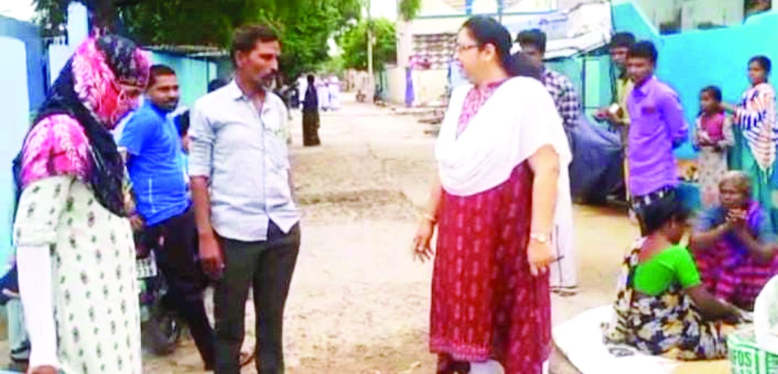 సిబ్బందితో మాట్లాడుతున్న ఆశాజ్యోతి