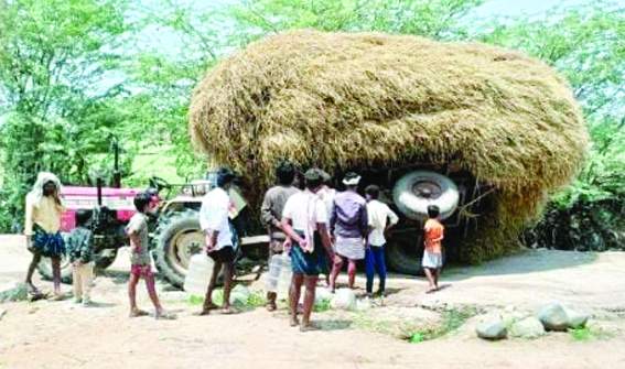 బోల్తా పడిన ట్రాక్టర్‌