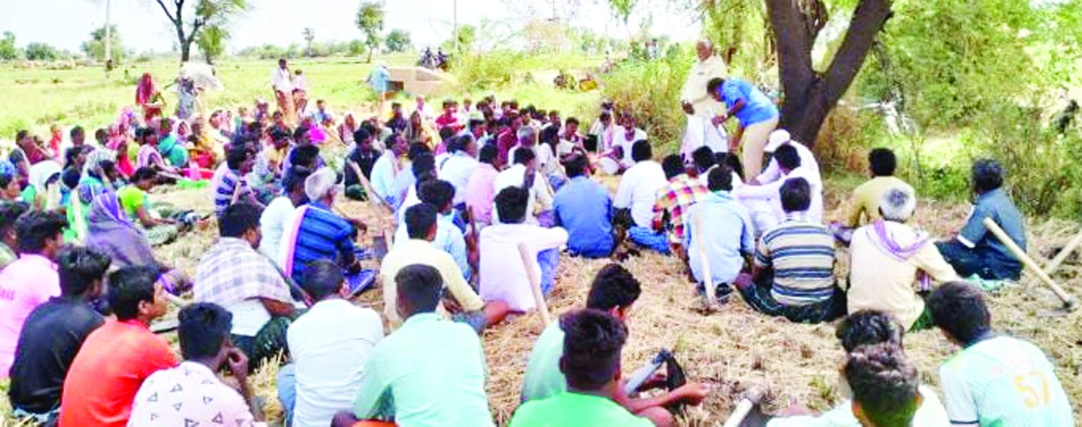 సమావేశంలో మాట్లాడుతున్న వ్యకాస జిల్లా ఉపాధ్యక్షులు తిక్కన్న గౌడ్‌