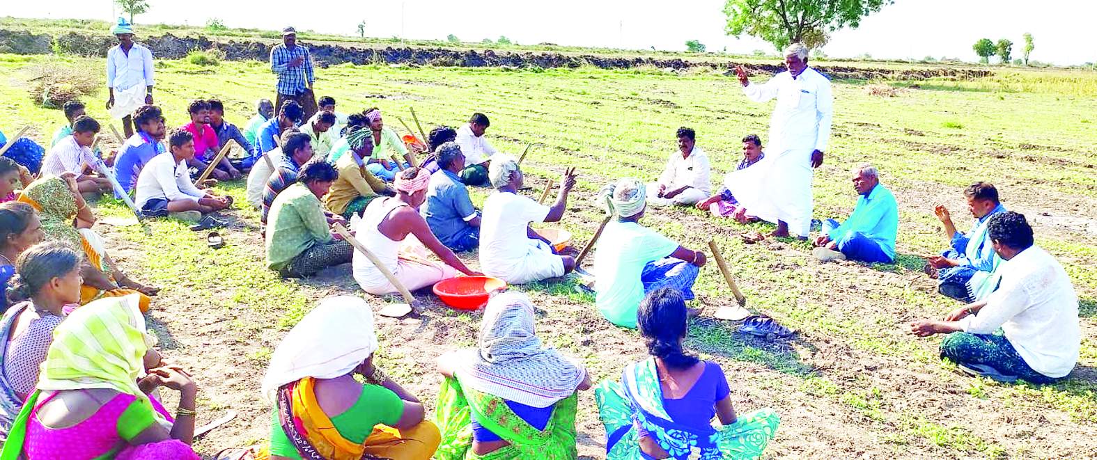 ఉపాధి కూలీలతో మాట్లాడుతున్న తిక్కన్న