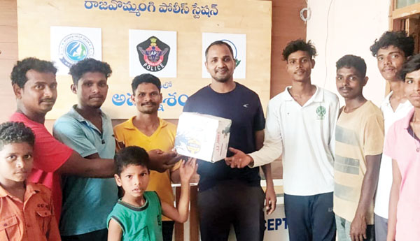 యువతకు వాలీబాల్‌ కిట్లు పంపిణీ