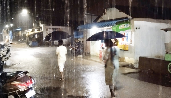 పగలంతా భానుడు.. సాయంత్రం వరుణుడు