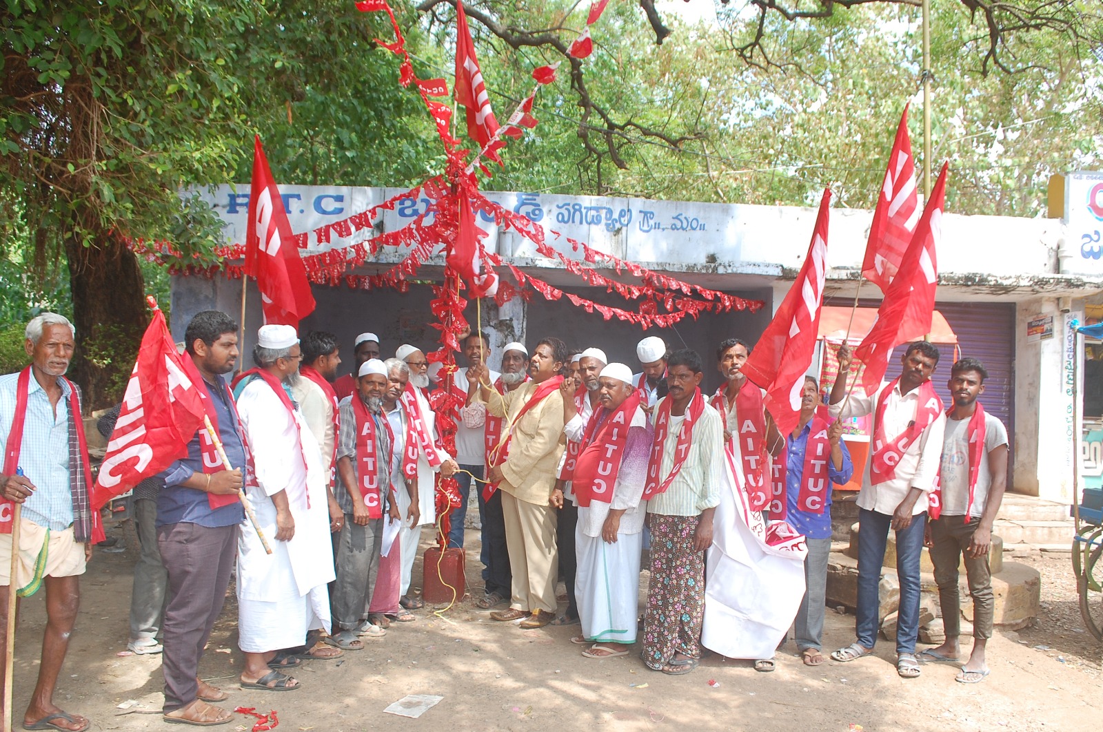  జెండాను ఎగరేస్తున్న కార్మిక సంఘాల నాయకులు