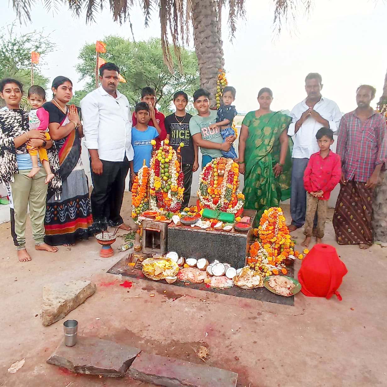  ప్రత్యేక పూజలు చేస్తున్న వైసీపీ నాయకుడు భూషి గౌడ్‌ కుటుంబ సభ్యులు