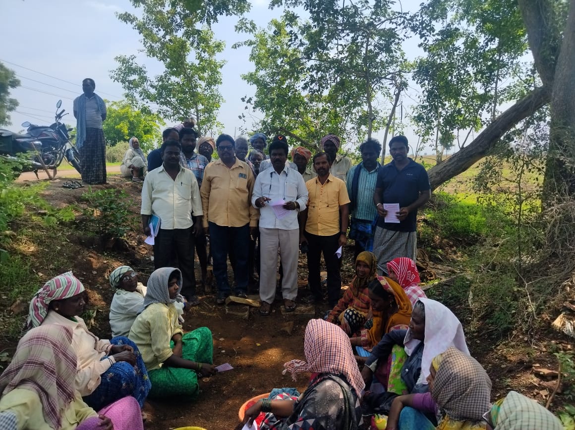 ఉపాధి కూలీలతో మాట్లాడుతున్న ఆంధ్రప్రదేశ్ వ్యవసాయ సంఘం జిల్లా అధ్యక్షులు ఎం నాగేశ్వరావు