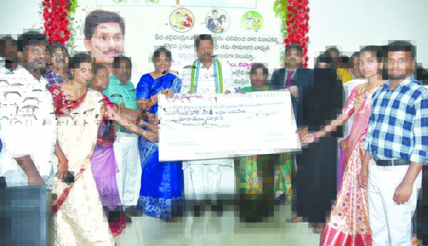 కల్యాణమస్తు, షాదీ తోఫా అందజేత