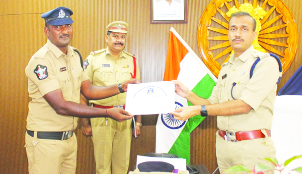 ప్రజల ప్రాణ రక్షణలో పోలీసులు ముందుంటారు: ఎస్పీ