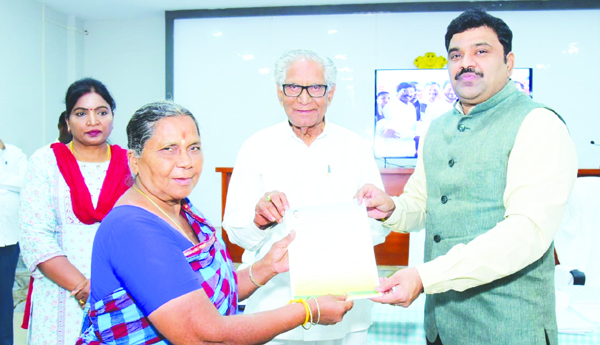 రైతుల భూములకు శాశ్వత విముక్తి: కలెక్టర్‌