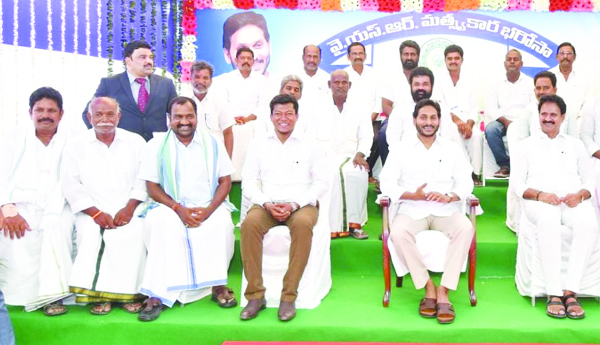 మత్స్యకారులకు మేలు చేస్తాం