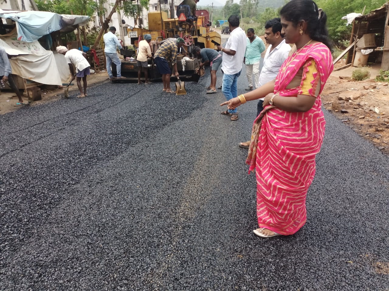 అభివృద్ధి పనులను పరిశీలించిన కార్పొరేటర్‌