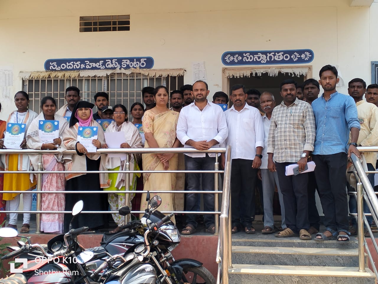 వాలంటీర్లను సన్మానిస్తున్న జడ్పిటిసి జ్యోతి రామలింగేశ్వర రెడ్డి తదితరులు