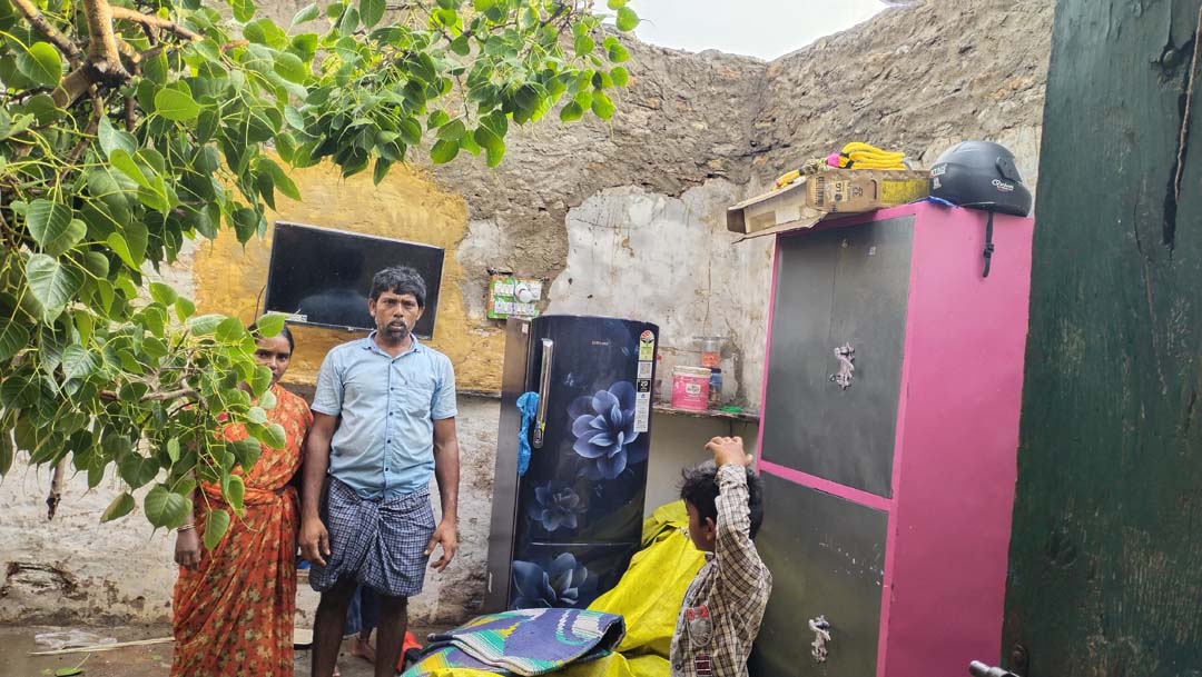 గాలివానకు లేచిపోయిన ఇంటి పైకప్పు రేకులు