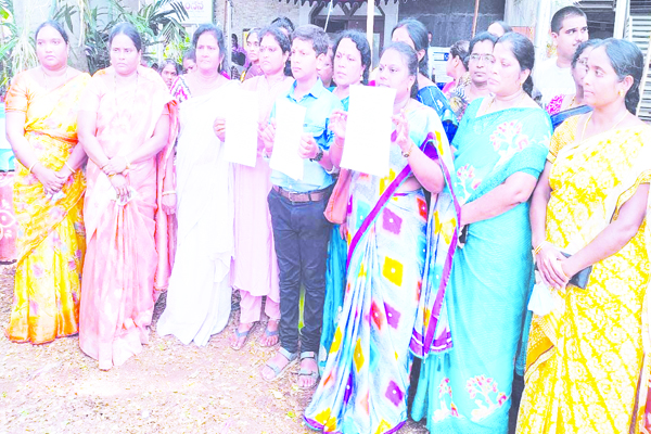 మా భర్తలను సొంత జిల్లాలకు బదిలీ చేయాలి..