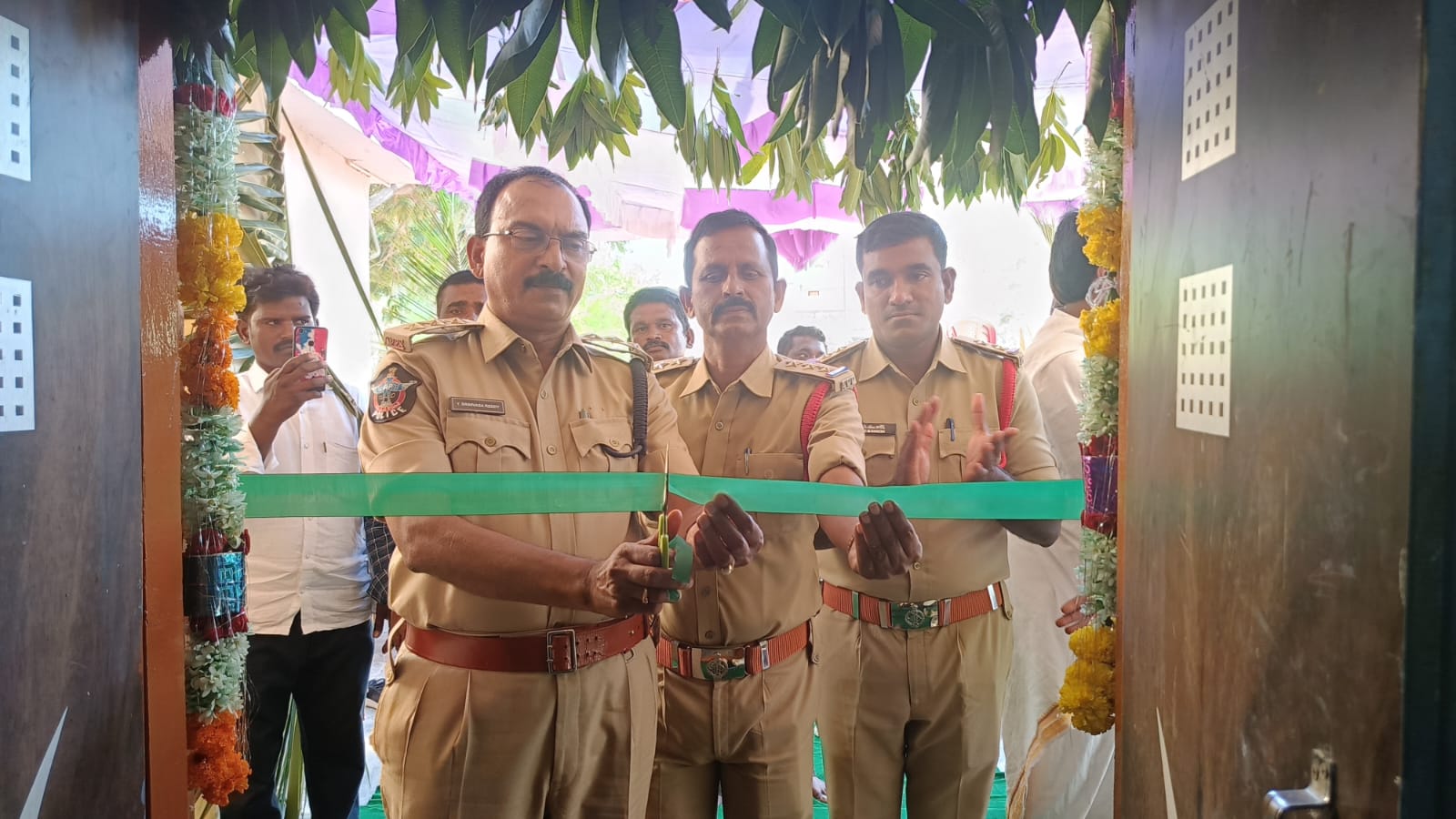 భవనాన్ని ప్రారంభిస్తున్న డిఎస్‌పి శ్రీనివాస్‌ రెడ్డి