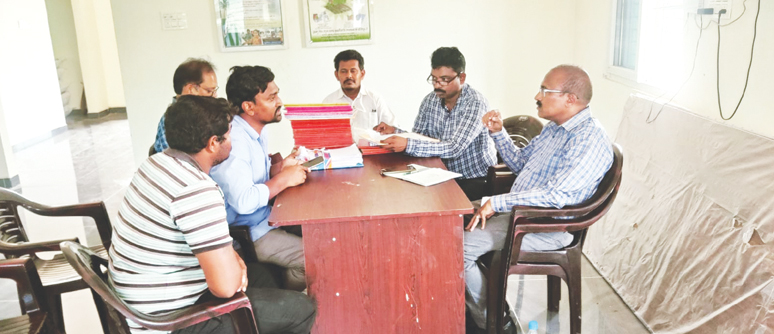 మాట్లాడుతున్న నున్న వెంకటేశ్వర్లు ,అధికారులు