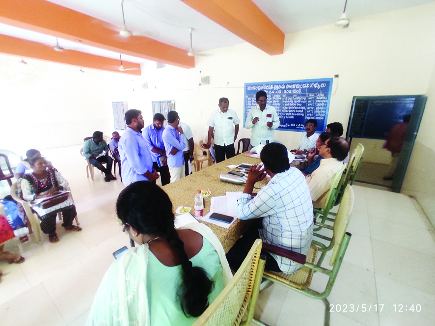 ఇళ్ల పురోగతిపై సమీక్ష