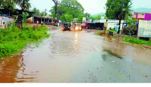 ఈదురు గాలులతో భారీ వర్షం